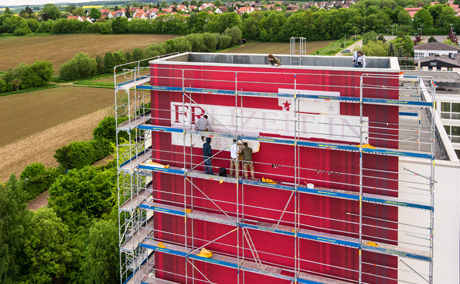 Große Fassade Beschriftung Logogestaltung Fassadenbeschriftung am Hotel