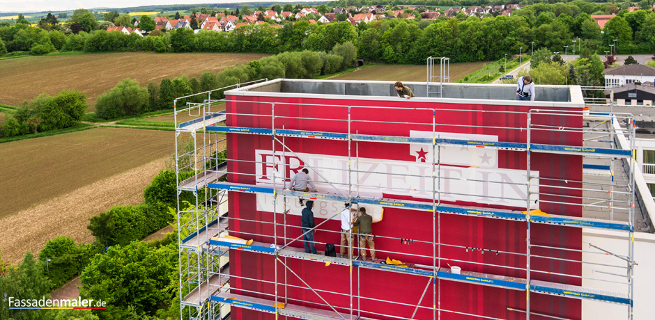 Fassadenbeschriftung im Großformat Fassadenmaler bei der Arbeit