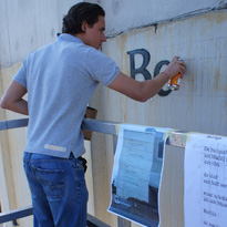 handgemalte beschriftung berlin fassade künstler an wand