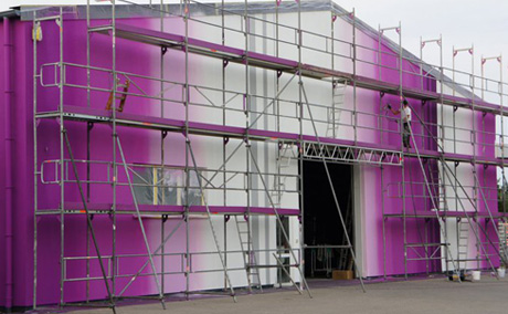 farbverlauf an fassade in pink 