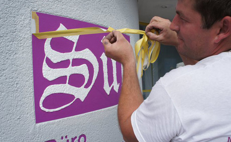 logogestaltung an fassade durch putzunterschiede