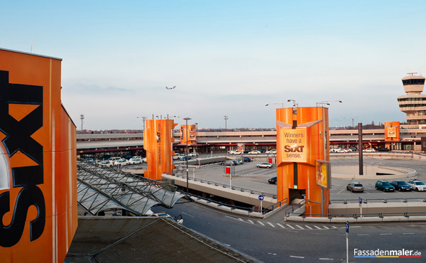 flughafen tegel fassadenbeschriftung schrift gemalt sixt beton türme