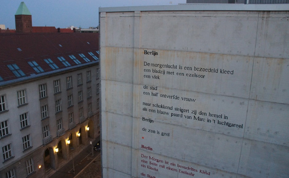 gedicht an fassade handgemalt