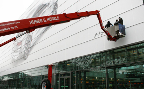 werbe plakat gestaltung fassade in münchen flughafen