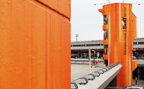 farbige fassadenbeschriftung am flughafen berlin