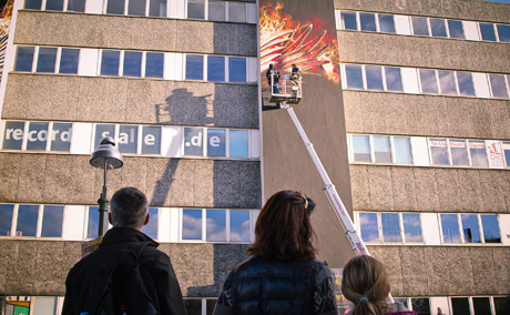 Zuschaeur gucken Graffitisprayer beim sprayen zu - Werbeplakatgestaltung Berlin