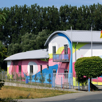 bunte fassadenmalerei an einem Firmengebäude, Lagerhalle fassade