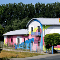 bunte fassadenmalerei an einem Firmengebäude, Lagerhalle