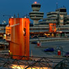 orange fassadenmalerei an betontürmen in berlin