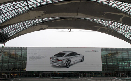 münchen flughafen fassadenmalerei