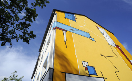 bunte giebelmalerei- und wandmalerei gestaltung fassade