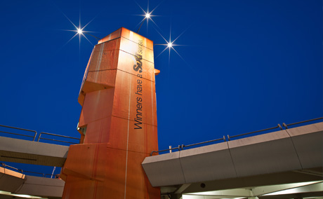 orange wandmalerei betonturm gestaltung